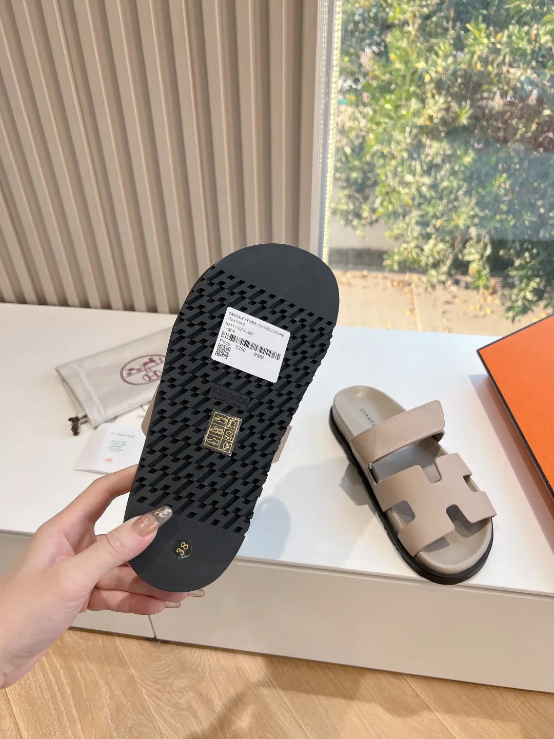 👟👟Ex-factory price 440👟👟 Men's size +10 H family 2024 spring and summer new style HERMES Hermes' recently popular couple's shoes, pig nose angle sandals and slippers, paired with various colorful socks, extremely trendy. Upper lining: imported original material. Outsole: non-slip and wear-resistant outsole. Size: Female 35-42 (40/42 non-returnable and non-exchangeable) Men’s size: 39-45 (45 is non-refundable and non-exchangeable)